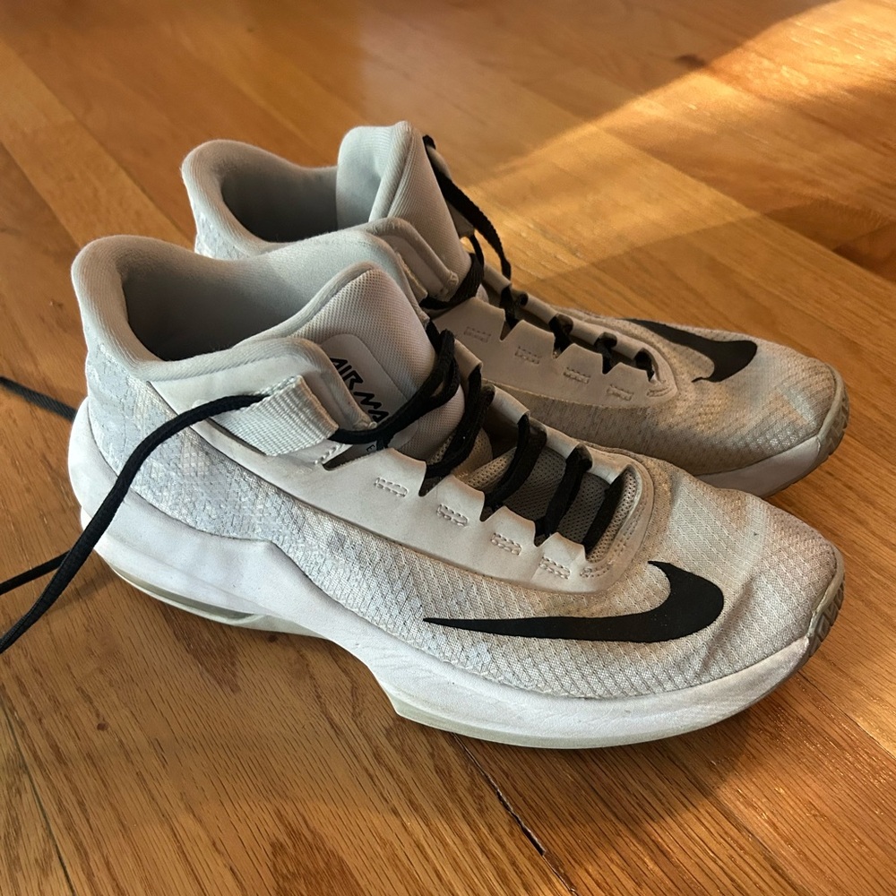 Nike Men's Basketball Sneaker Air Max Infuriate